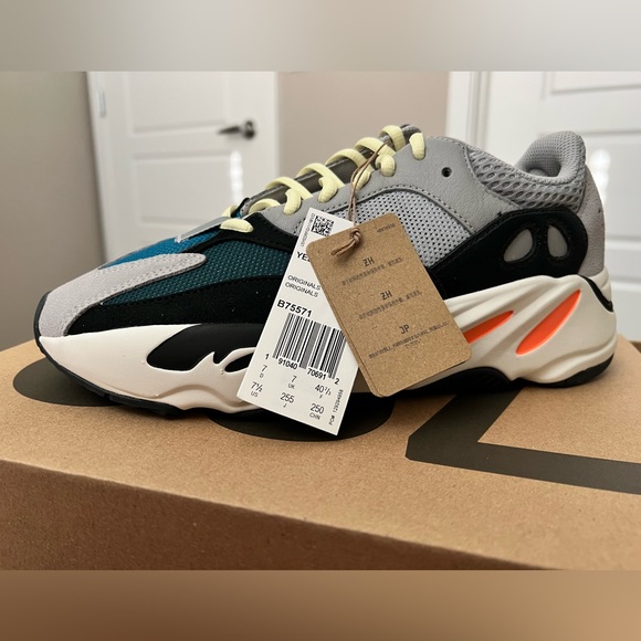 **NEW** DS Yeezy Wave Runners (Yeezy Boost 700) Size M